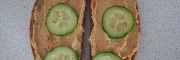 бутерброд с хумусом и свежими овощами