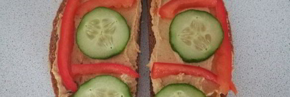 бутерброд с хумусом и свежими овощами