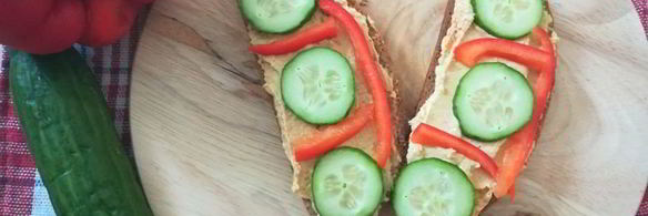 бутерброд с хумусом и свежими овощами