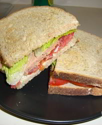 Бутерброд с колбасой