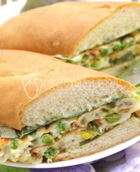 Бутерброд с овощами и омлетом