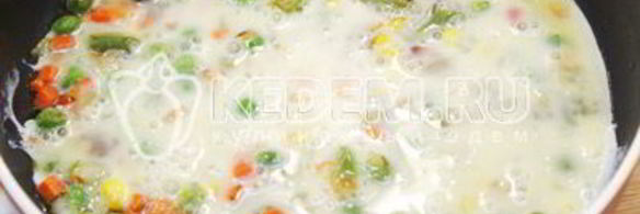 бутерброд с овощами и омлетом