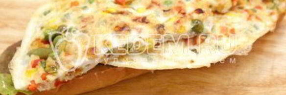 бутерброд с овощами и омлетом