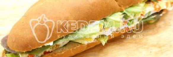 бутерброд с овощами и омлетом