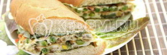 бутерброд с овощами и омлетом