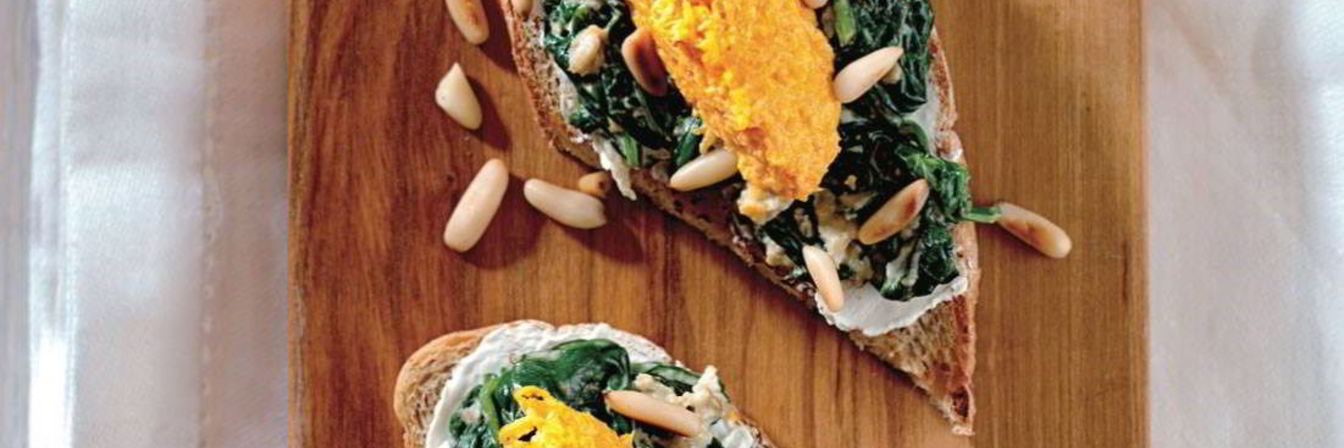 Бутерброд с щавелем, творожным сыром и морковным муссом