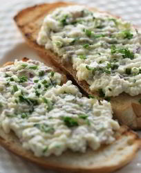 Бутерброд с сельдью и сливочным сыром