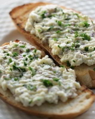 Бутерброд с сельдью и сливочным сыром