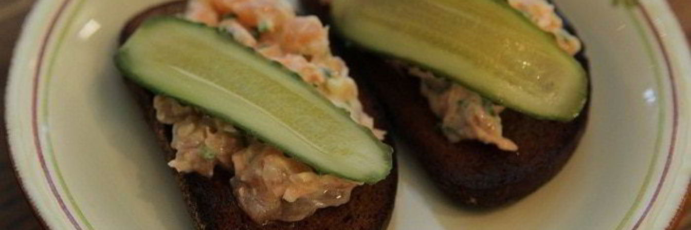 Бутерброд с семгой и солеными огурцами