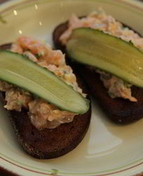 Бутерброд с семгой и солеными огурцами