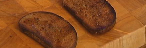 бутерброд с семгой и солеными огурцами