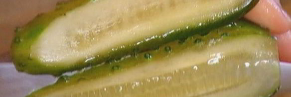 бутерброд с семгой и солеными огурцами