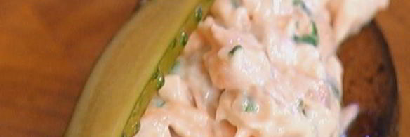 бутерброд с семгой и солеными огурцами