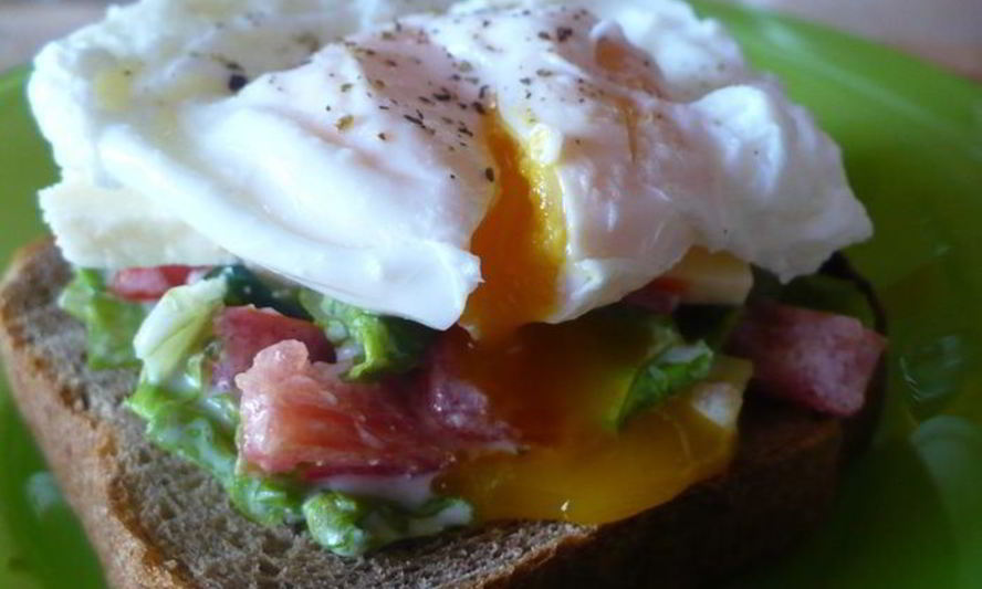 Рецепт бутерброда с яйцом пашот и овощами