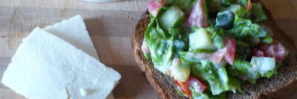 бутерброд с яйцом пашот и овощами