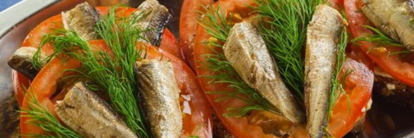 Бутерброды Балтийский моряк со шпротами