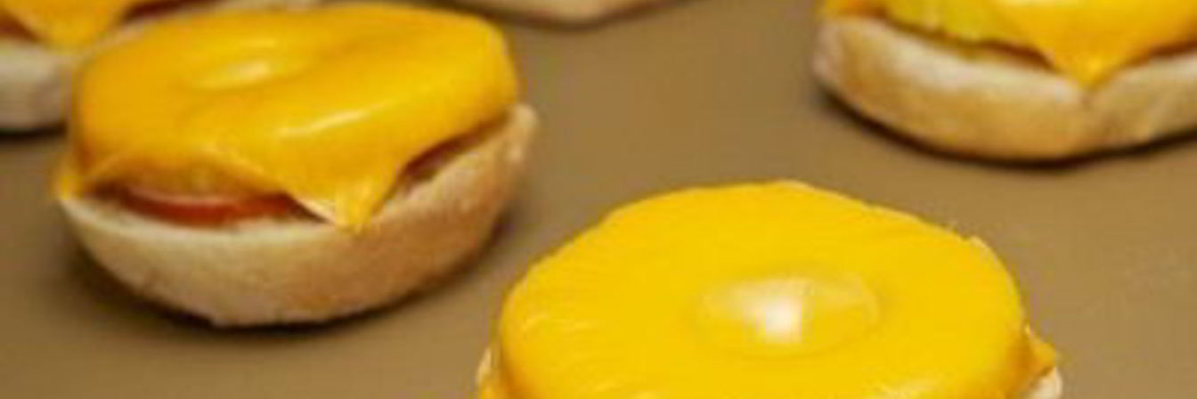 Бутерброды с ананасом и сыром