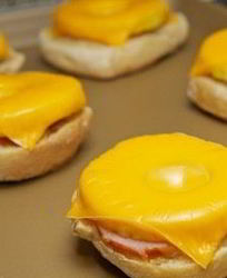 Бутерброды с ананасом и сыром