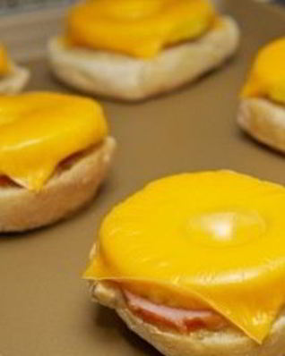 Бутерброды с ананасом и сыром