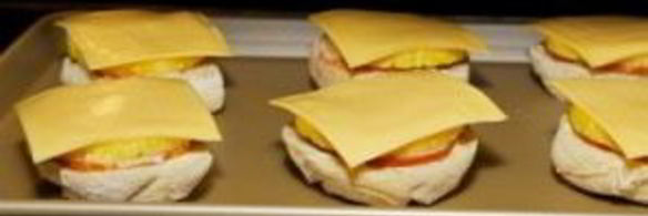 бутерброды с ананасом и сыром