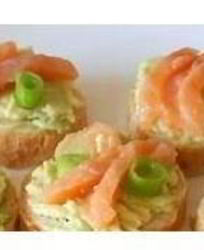 Бутерброды с авокадо и форелью