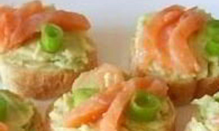 Рецепт бутербродов с авокадо и форелью