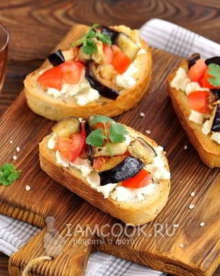 Бутерброды с баклажанами, помидорами и чесноком