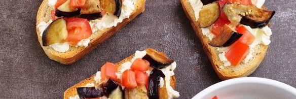 бутерброды с баклажанами, помидорами и чесноком