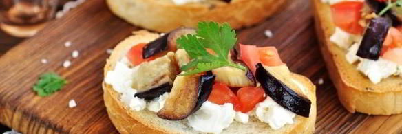 бутерброды с баклажанами, помидорами и чесноком