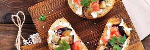 бутерброды с баклажанами, помидорами и чесноком