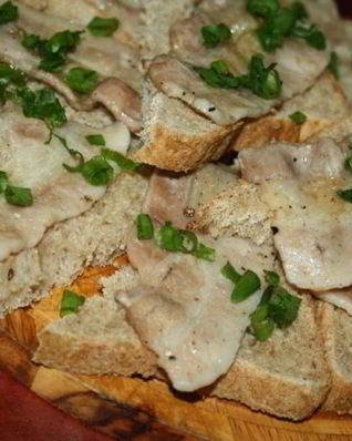 Бутерброды с беконом и зеленым луком на мангале