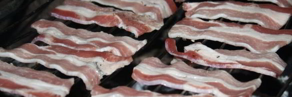 бутерброды с беконом и зеленым луком на мангале