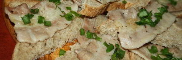 бутерброды с беконом и зеленым луком на мангале