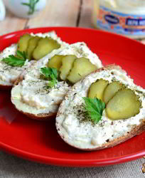 Бутерброды с горчичным маслом и икрой мойвы