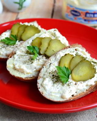 Бутерброды с горчичным маслом и икрой мойвы