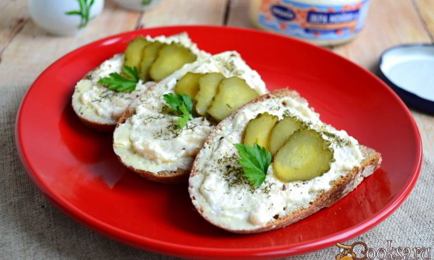 Рецепт бутербродов с горчичным маслом и икрой мойвы