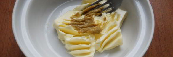 бутерброды с горчичным маслом и икрой мойвы