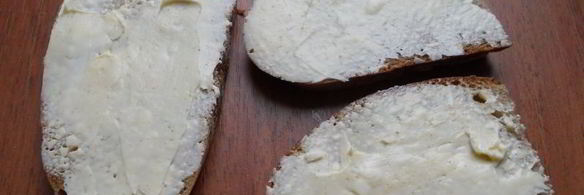 бутерброды с горчичным маслом и икрой мойвы