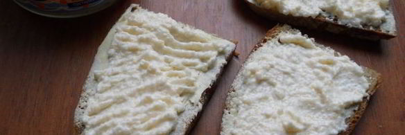 бутерброды с горчичным маслом и икрой мойвы