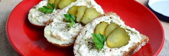 бутерброды с горчичным маслом и икрой мойвы