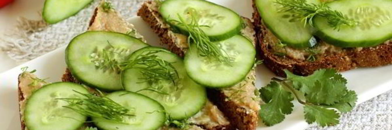 Бутерброды с икрой сельди и огурцом