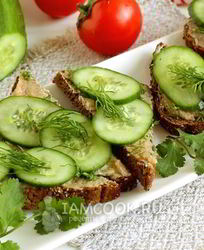 Бутерброды с икрой сельди и огурцом