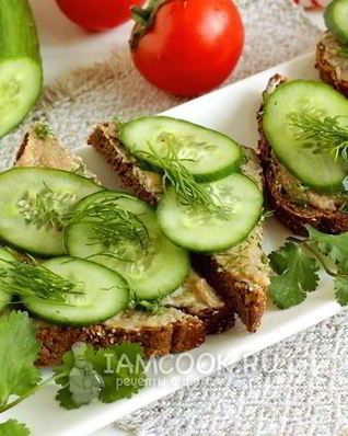 Бутерброды с икрой сельди и огурцом