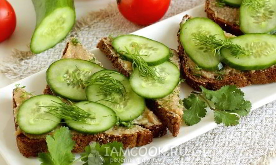 Рецепт бутербродов с икрой сельди и огурцом
