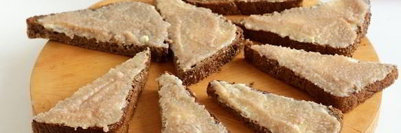 бутерброды с икрой сельди и огурцом