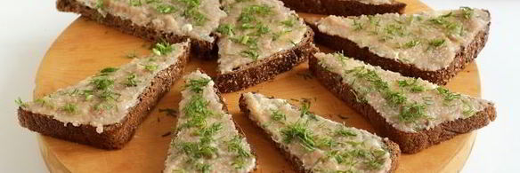 бутерброды с икрой сельди и огурцом