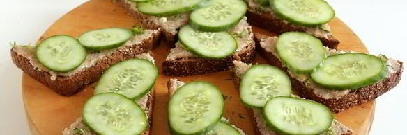 бутерброды с икрой сельди и огурцом