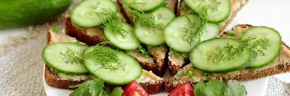 бутерброды с икрой сельди и огурцом