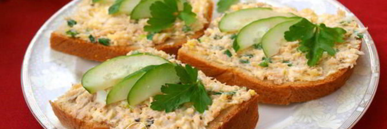 Бутерброды с консервированной горбушей и сыром