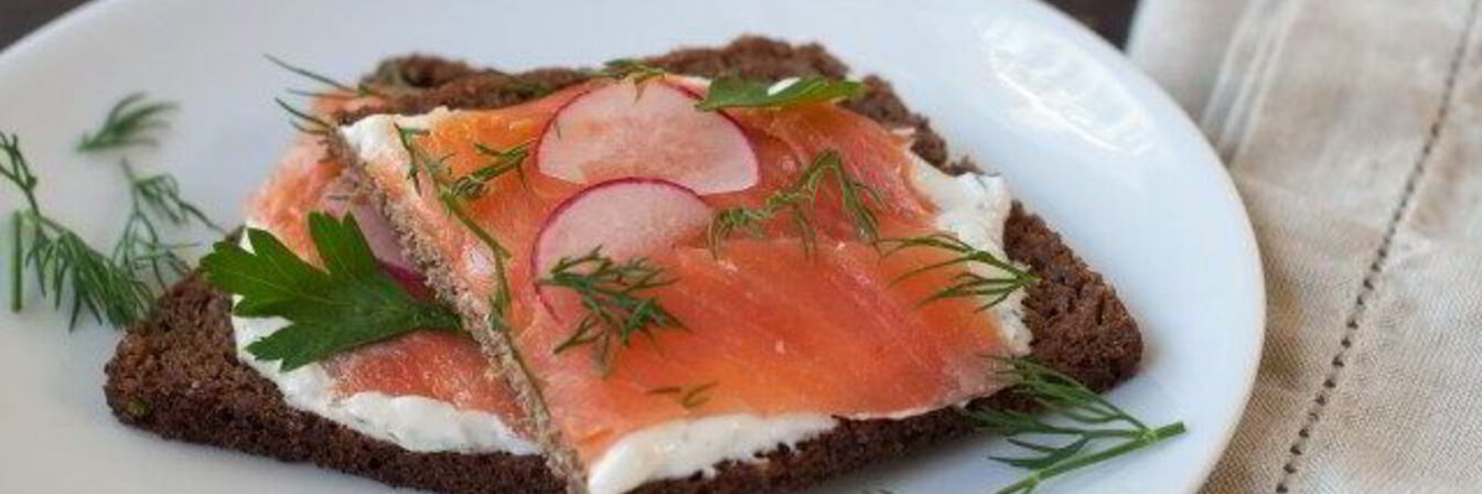 Бутерброды с копченым лососем